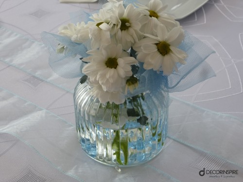 Urodziny dziecka dekoracja stołu ozdoby świeczki kwiaty białe wystrój stołu z okazji urodzin dziecka