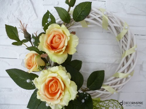 dekoracyjnych wianek dekoracyjny biały róże żółte